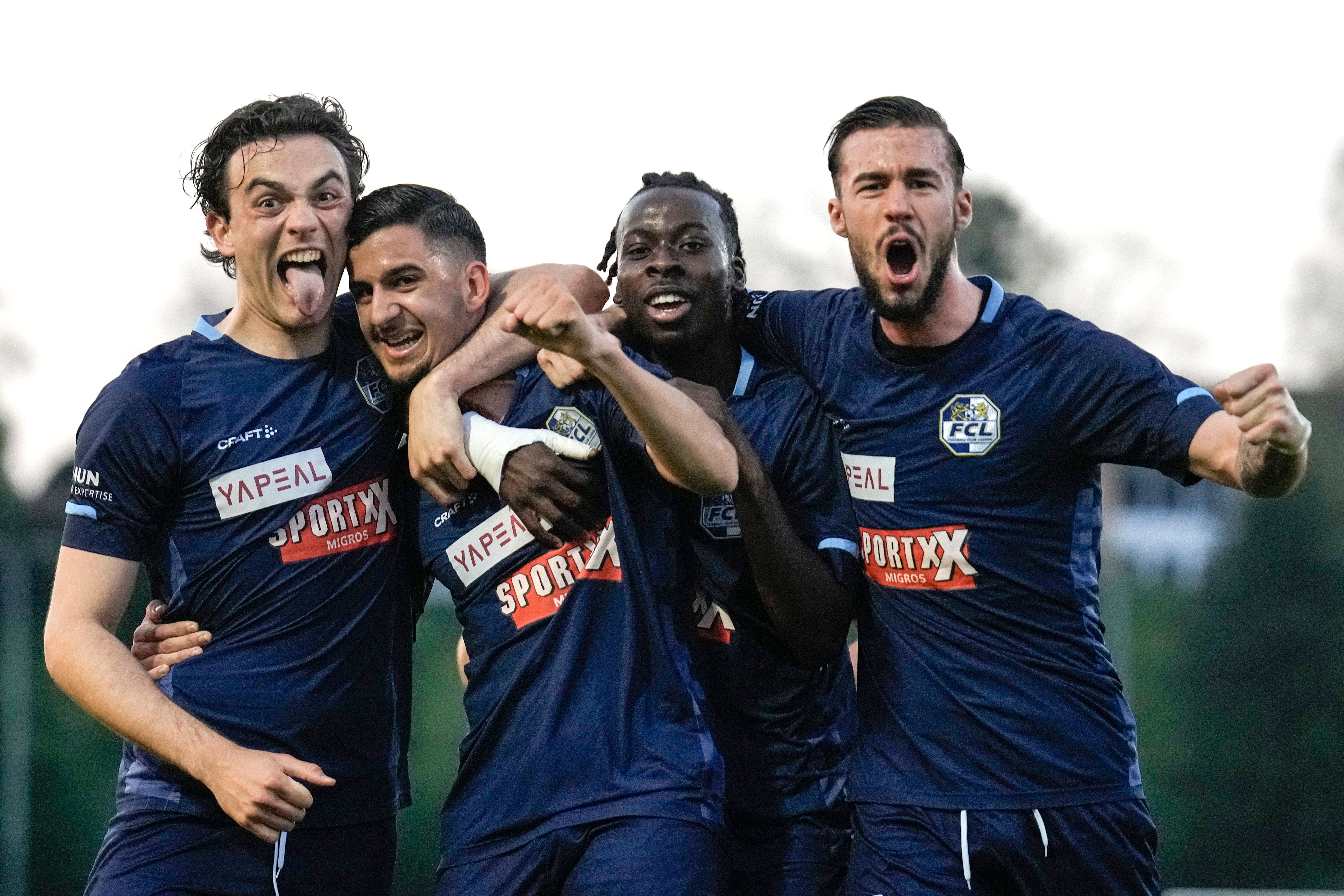 Die Luzerner Mauricio Willimann, Torschütze Ruben Dantas Fernandes, Momodou Lamin Jaiteh und Mihailo Stevanovic jubeln nach dem Tor zum 1:0. 