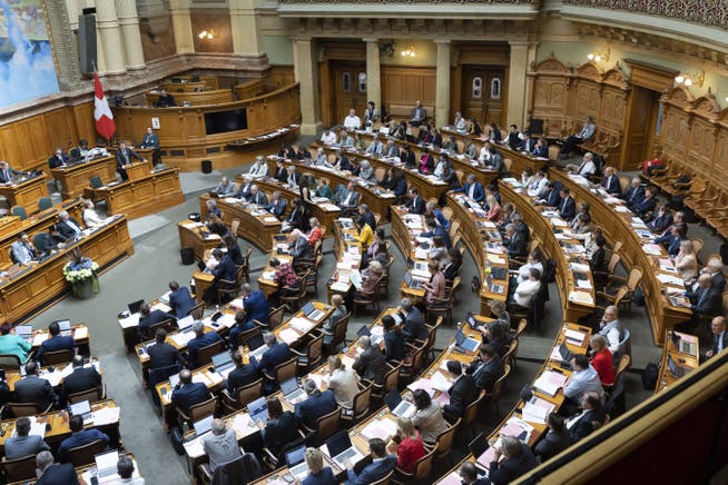 Blick von der Zuschauertribüne in den Nationalratssaal während der Sondersession der Eidgenössischen Räte. 