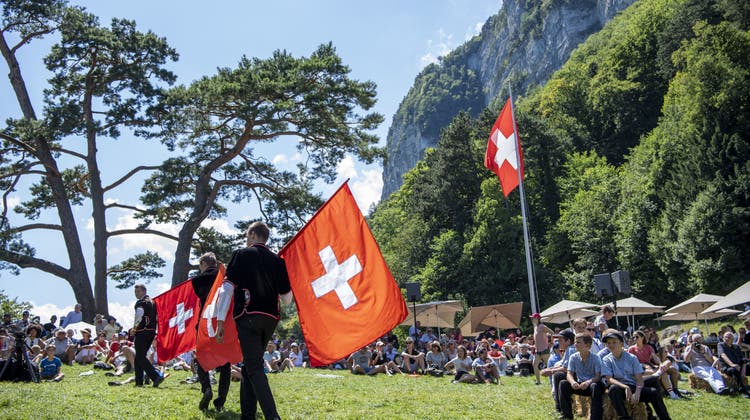 Was soll die Schweiz genau feiern? Fahnenschwinger auf der Rütliwiese am 1. August 2022. (Bild: Urs Flueeler / KEYSTONE)