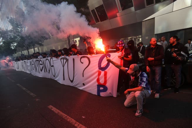 Vor dem Vereinssitz von Paris Saint-Germain versammeln sich wütende PSG-Fans.