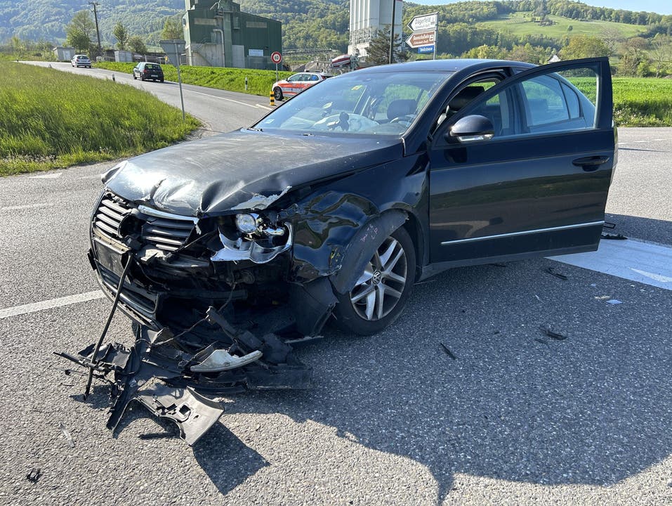 Unfall Schinznach Dorf, 3. Mai: Am Mittwochabend kollidierten zwei Fahrzeuge. Der Sachschaden beläuft sich auf mehrere zehntausend Franken. 