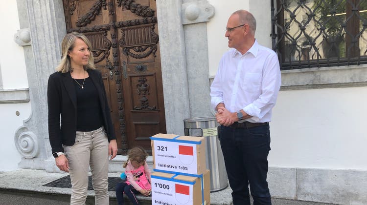 FDP-Präsident Stefan Nünlist im Mai bei der Übergabe der Unterschriften an Staatsschreiber-Stellvertreterin Pascale von Roll. (Bild: Urs Moser)
