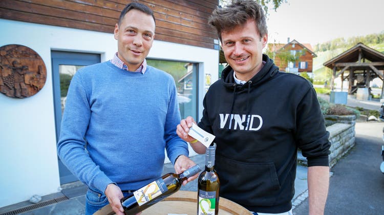 Roman Rutishauser (links) vom Weingut am Steinig Tisch in Thal und Sebastian Schier von vinID mit einer versiegelten Flache Sélection-Wein. (Bild: Rudolf Hirtl)