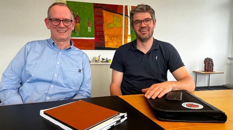 Ralf Werder (Vorsitzender Leitungsausschuss Fusionsprojekt Surbtal) und Adrian Baumgartner (Vizepräsident) im Gemeinderatszimmer in Endingen. (Bild: Daniel Weissenbrunner)