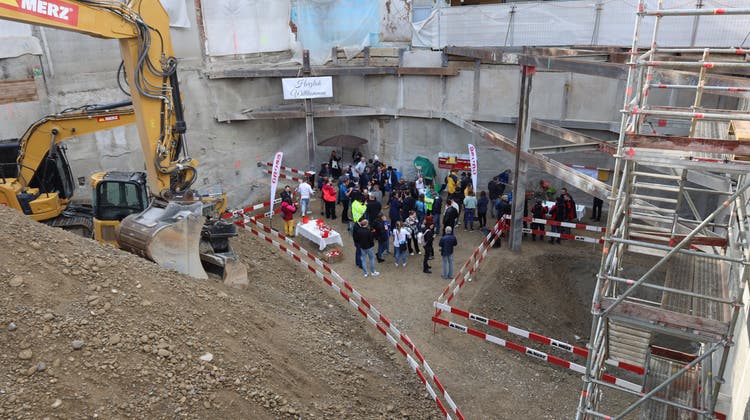 Der Apéro fand in der Baugrube an der Bahnhofstrasse 24 statt. (Bild: Deborah Bläuer)