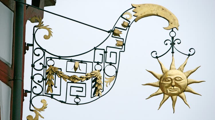 Die Beschilderung des Restaurant Sonne in Lengwil erinnert an den Sonnenkönig. (Bild: Reto Martin)