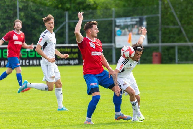 FC Cham gegen FC Breitenrain im Spiel: im Bild der Chamer Stevan Lujic (links).