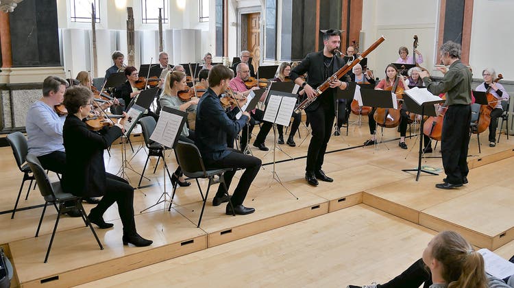 Federico Loy am Fagott, subtil begleitete vom Orchester. (Bild: Primus Camenzind, (Sarnen, 7. 5. 2023))