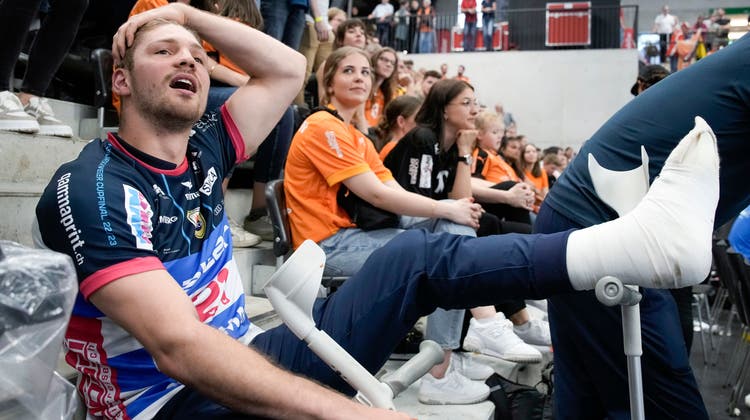 Der verletzte HCKL-Captain Ramon Schlumpf leidet im Cupfinal mit seinem Team mit. (Bild: Martin Meienberger/Freshfocus (Gümligen, 6. 5. 2023))