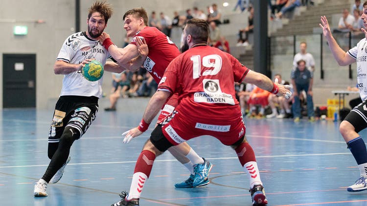 Der TV Möhlin (mit Sebastian Kaiser, links) verliert das Aargauer Derby gegen Handball Endingen. (Michi Mahrer)