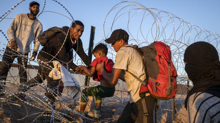 Irgendwie über den Grenzzaun: Auf der Suche nach einem besseren Leben versuchen Tausende Menschen, in die USA zu reisen. (Bild: Agency/ Anadolu)