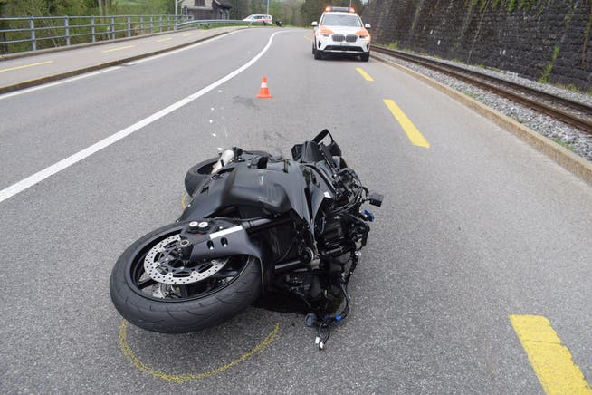 Der Motorradfahrer stürzte in einer Linkskurve.