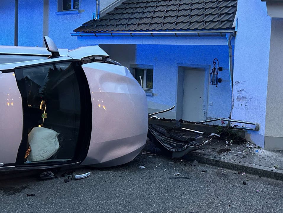 Auenstein, 9. Mai: Eine Autofahrerin nickte ein und prallte gegen eine Hauswand. Sie und ihr einjähriges Kind mussten zur Kontrolle ins Spital gebracht werden.