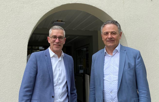 Nur noch bis Ende Mai im Amt: Schulpräsident Urs Schrepfer und Gemeindepräsident Kurt Baumann vor dem Sirnacher Gemeindehaus. 