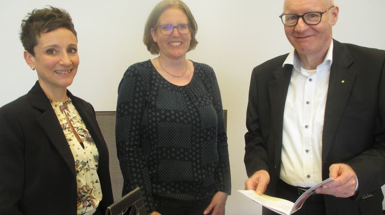 Andrea Eigenmann vom Hof Weissbad und Geschäftsführerin Ladina Bruggmann freuen sich stellvertretend für alle Verbandsmitglieder über das 30-jährige Präsidialjubiläum von Max Nadig (von links). (Bild: PE)