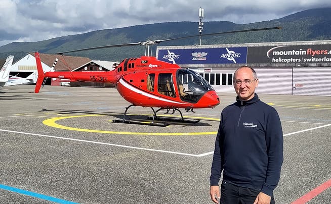 Adrian Rettig ist Berufspilot, Fluglehrer und Basisleiter der Mountain Flyers in Grenchen, hier vor der Bell 505 Jet Ranger X.