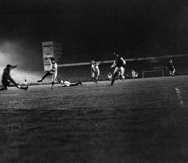 YB gewinnt 1959 das Hinspiel des Meistercups vor einer Rekordkulisse im Wankdorf mit 1:0.