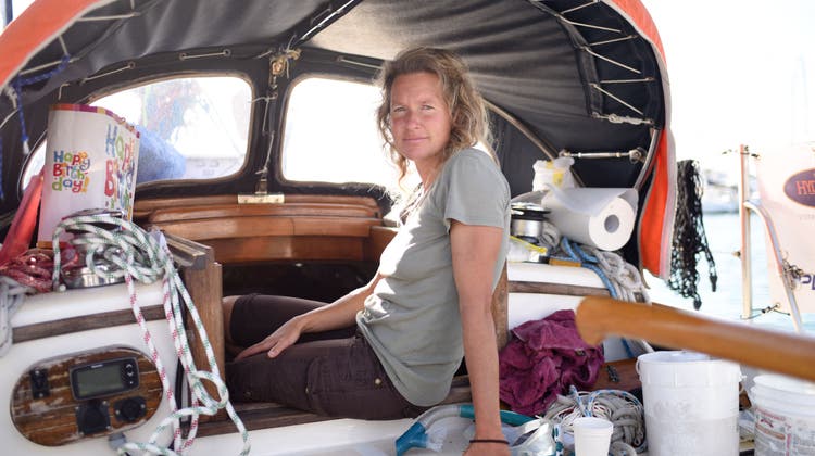 Die südafrikanische Skipperin Kirsten Neuschäfer war 233 Tage mit ihrer «Minnehaha» auf See – ohne einen Fuss an Land zu setzen. (Bild: Sebastien Salom-Gomis/AFP)
