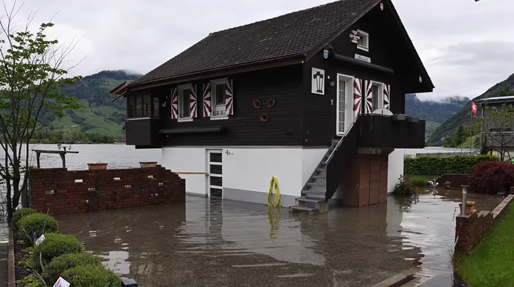 Wegen des starken Regens: Erste Häuser in Lauerz stehen im Wasser