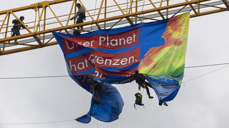 Greenpeace-Aktivisten seilen sich von Kran beim Bundesplatz ab