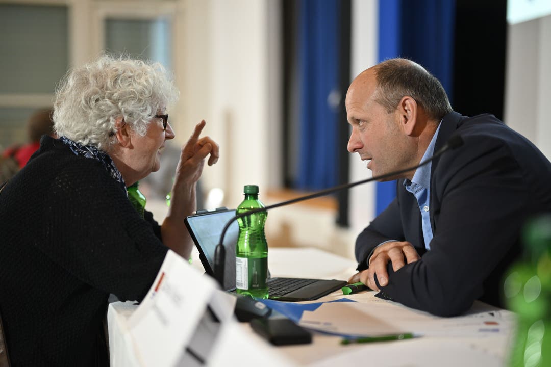 Logisch löst die Situation in der Gemeinde Fragen aus. Im Bild: Präsident Daniel Albertin an einem Infoanlass im Gespräch mit einer Bürgerin.