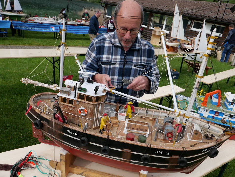 Giuseppe Noldi aus Italien mit seinem in allen Details selbst gebastelten Fischerboot.
