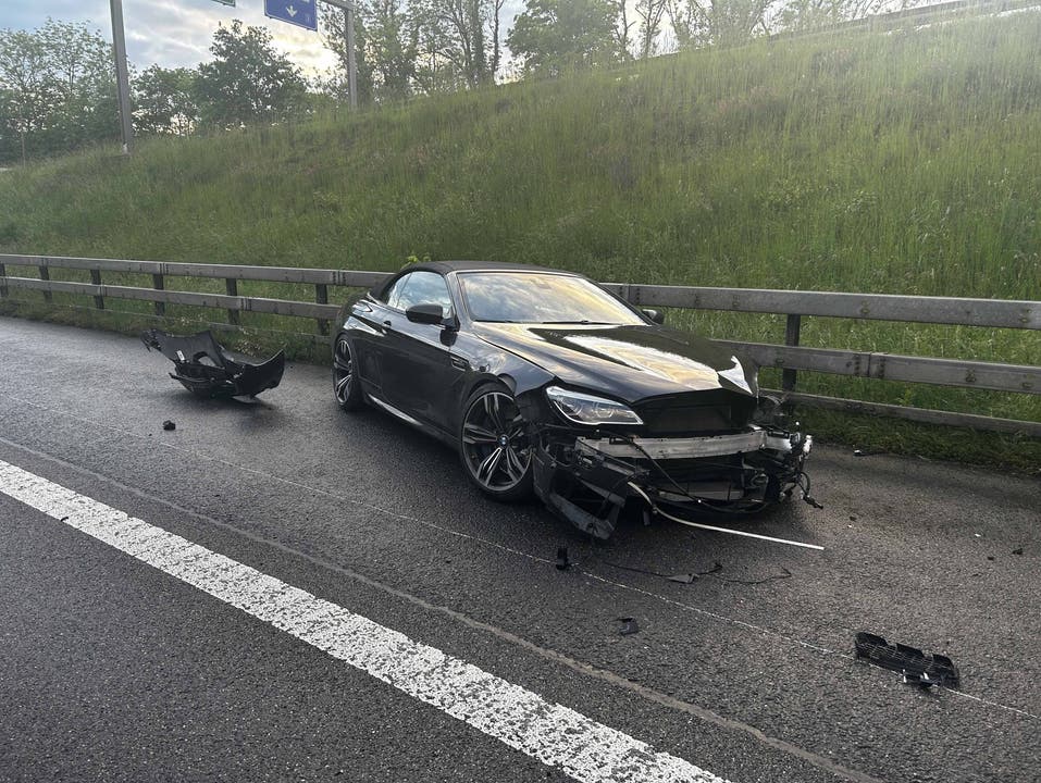 Neuenhof, 14. Mai: Ein 20-Jährige Lenker eines 500 PS starken Sportwagens verlor auf nasser Fahrbahn die Kontrolle über sein Auto und prallte in die Leitplanke.