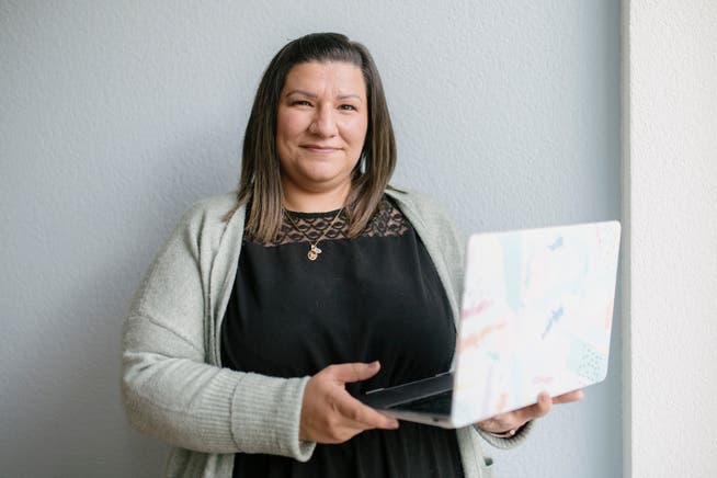 Der Laptop ist ihr wichtigstes Arbeitsgerät: Lorena Lago will pflegenden Angehörigen unter die Arme greifen – beratend und finanziell.