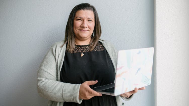 Der Laptop ist ihr wichtigstes Arbeitsgerät: Lorena Lago will pflegenden Angehörigen unter die Arme greifen – beratend und finanziell. (Bild: Benjamin Manser)