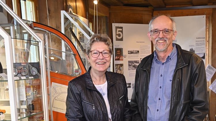 Dorfmuseum Leuzigen: Ausstellung «Mein erstes Auto» mit den beiden Ausstellungsmachern Susanna Kaiser und Peter Guntern. (Bild: Oliver Menge)