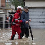 Ein Mann in Cesena wird aus seiner Wohnung geführt. (Max Cavallari / EPA)