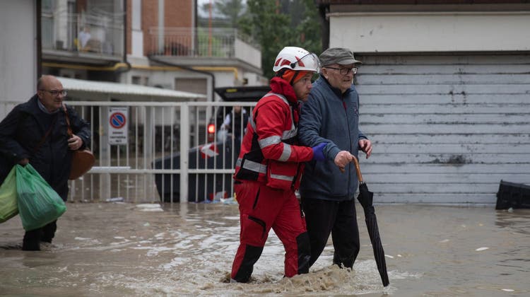 Ein Mann in Cesena wird aus seiner Wohnung geführt. (Max Cavallari / EPA)