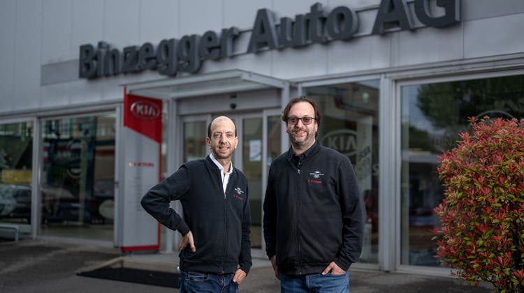 Die Binzegger Auto AG in Baar feiert ihr 70-Jahr-Jubiläum. Im Bild die beiden Brüder und Geschäftsführer Remo (links) und Silvio Binzegger. (Bild: Maria Schmid (Baar, 16. 5. 2023))