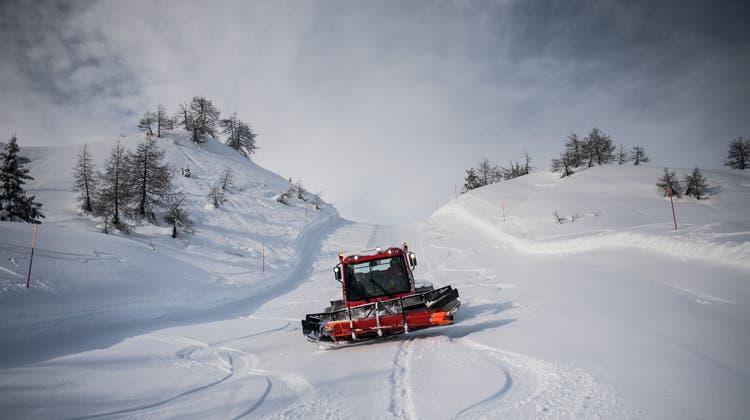 Sorgt für optimale Bedingungen: Ein Pistenfahrzeug präpariert Pisten im Skigebiet Airolo-Pescium. (Bild: Alessandro Crinari/Keystone/TI-Press)