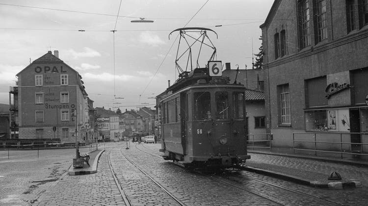 Ein Tram fährt Anfang 1967 durch das Lörracher Stadtzentrum. Im gleichen Jahre wurde es durch Busse ersetzt. (Bild: ETH-Bibliothek/H. P. Bärtschi)
