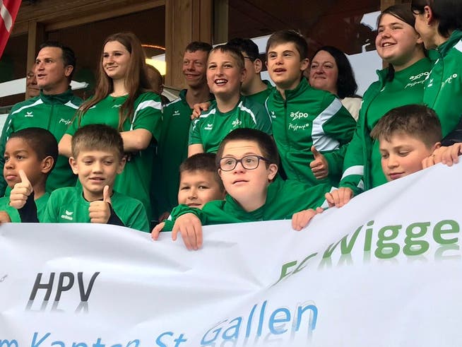 Kinder, Betreuungspersonen und Eltern feiern gemeinsam die Angliederung des FC Wiggenhof an PluSport St.Gallen in der Sportanlage Kellen in Tübach.