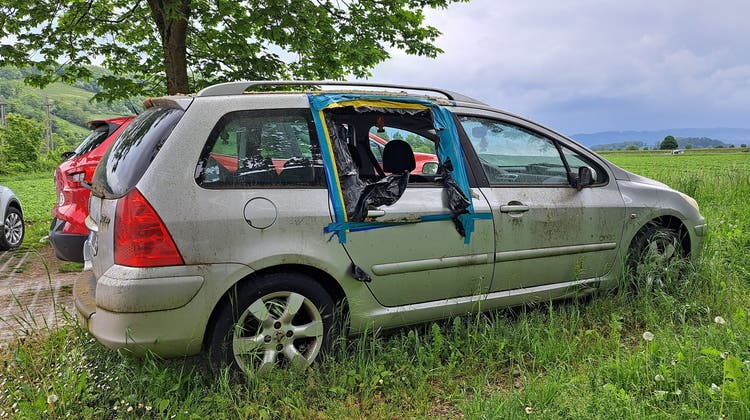 Bis zum 16. Mai interessierte sich niemand für den silbernen Peugeot mit der fehlenden Fensterscheibe. (Bild: Claudia Meier)