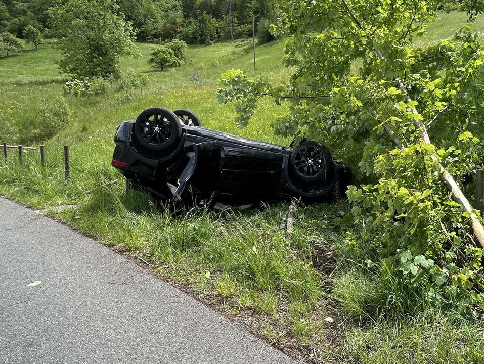 Ennetbaden, 18. Mai: Ein 73-jähriger Autofahrer hat aus ungeklärten Gründen die Kontrolle über seinen Jaguar verloren. Er kam dabei von der Strasse ab und landete auf dem Dach.