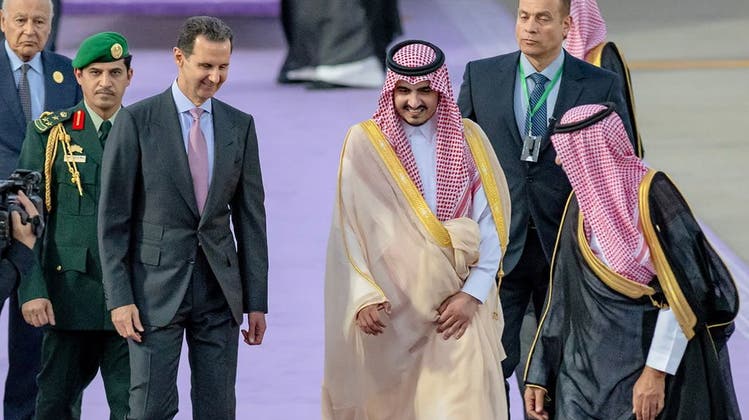 Es ist ein Coup für Assad, lächelnd schreitet er über den Teppich. (Keystone)