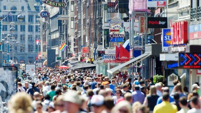 Wird die Niederlande Opfer ihres Erfolgs? Touristenstrasse in Amsterdam. (Bild: Keystone)