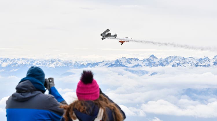 Die Boeing Stearman und eine Piper L4 am Freitag vor dem Panorama der Vorarlberger Alpengipfel. (Bild: Donato Caspari)