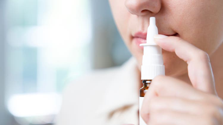 So einfach wie ein Nasenspray: Das wäre nicht der einzige Vorteil einer nasalen Impfung. (Eternalcreative / iStockphoto)