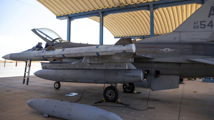 Die F-16 kann sowohl Lenkraketen gegen feindliche Flugzeuge abschiessen als auch Bomben und weitreichende Lenkwaffen zur Bekämpfung von Land- und Seezielen tragen. (Bild: Mosa'ab Elshamy/AP)