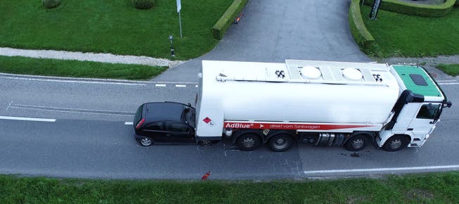 Am Samstagmorgen fuhr ein Mann in Schenkon auf der Münsterstrasse mit dem Auto gegen einen Tanklastwagen.