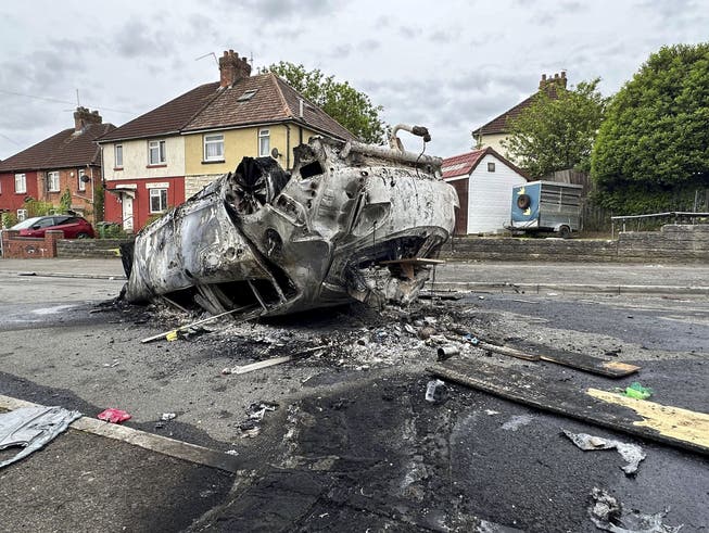 Mehrere Dutzend Jugendliche bewarfen am Montagabend in Cardiff die Polizei mit Gegenständen und setzten Autos in Brand, nachdem zwei Teenager bei einem Verkehrsunfall ums Leben gekommen waren. 
