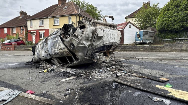Mehrere Dutzend Jugendliche bewarfen am Montagabend in Cardiff die Polizei mit Gegenständen und setzten Autos in Brand, nachdem zwei Teenager bei einem Verkehrsunfall ums Leben gekommen waren. (Bild: Pa / AP)