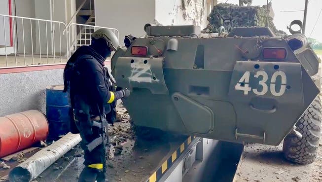 Ein Kämpfer des Freiwilligenkorps mit einem erbeuteten russischen Schützenpanzer in der Region Belgorod