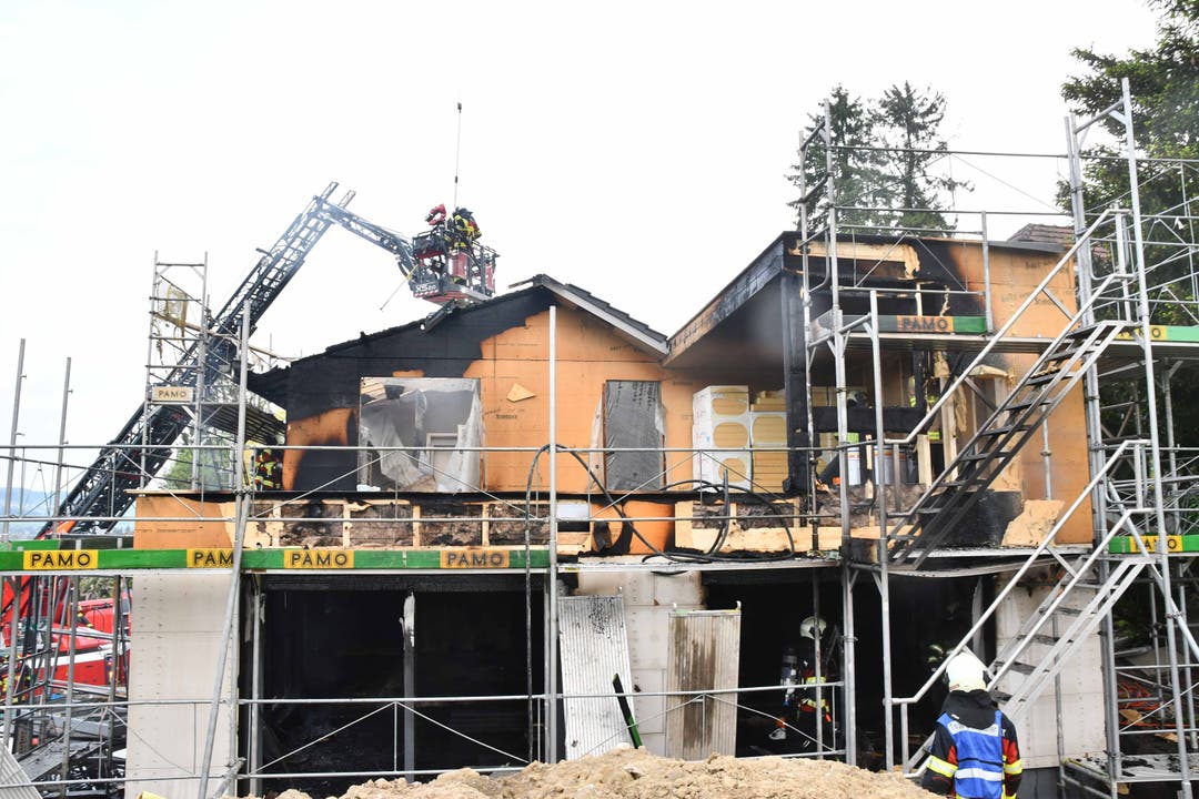 Reinach, 23. Mai: Ein leerstehendes Einfamilienhaus geriet in der Nacht in Brand. Verletzt wurde niemand.