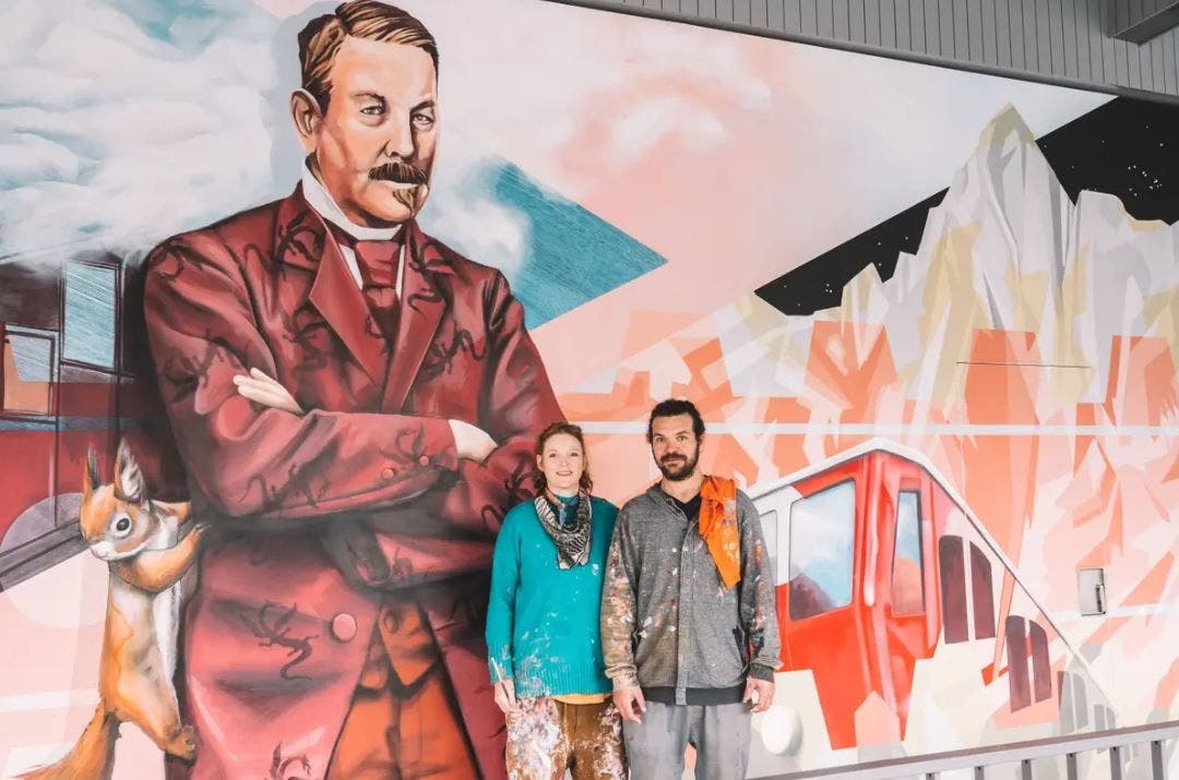 Die Künstlergruppe Queenkong aus Luzern malt ein 80 Quadratmeter grosses Kunstwerk an die Wand der Talstation der Pilatus-Bahnen in Alpnachstad.