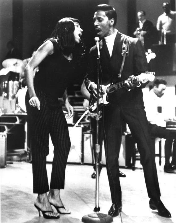 Tina Turner 1958 als Backgroundsängerin von Ike Turner und seiner Band «Kings of Rhythm» in St. Louis.